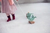 LILLIPUTIENS Przytulanka do ciągnięcia na kółkach Smok Joe 12 m+