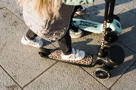 SCOOTANDRIDE Highwaykick 2 Lifestyle Hulajnoga trójkołowa balansowa z zamykanym schowkiem 2+ Leopard
