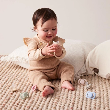 Smoczek dla niemowlaka 2 szt.– symetryczny smoczek silikonowy 6 mies.+ róż/latte, b.box