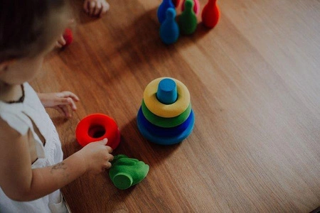 Rubbabu Układanka edukacyjno-sensoryczna piramida z kaczuszką