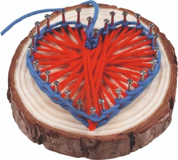 Przeplatanka z gwoździami na drewnianej podstawce 58483-Goki